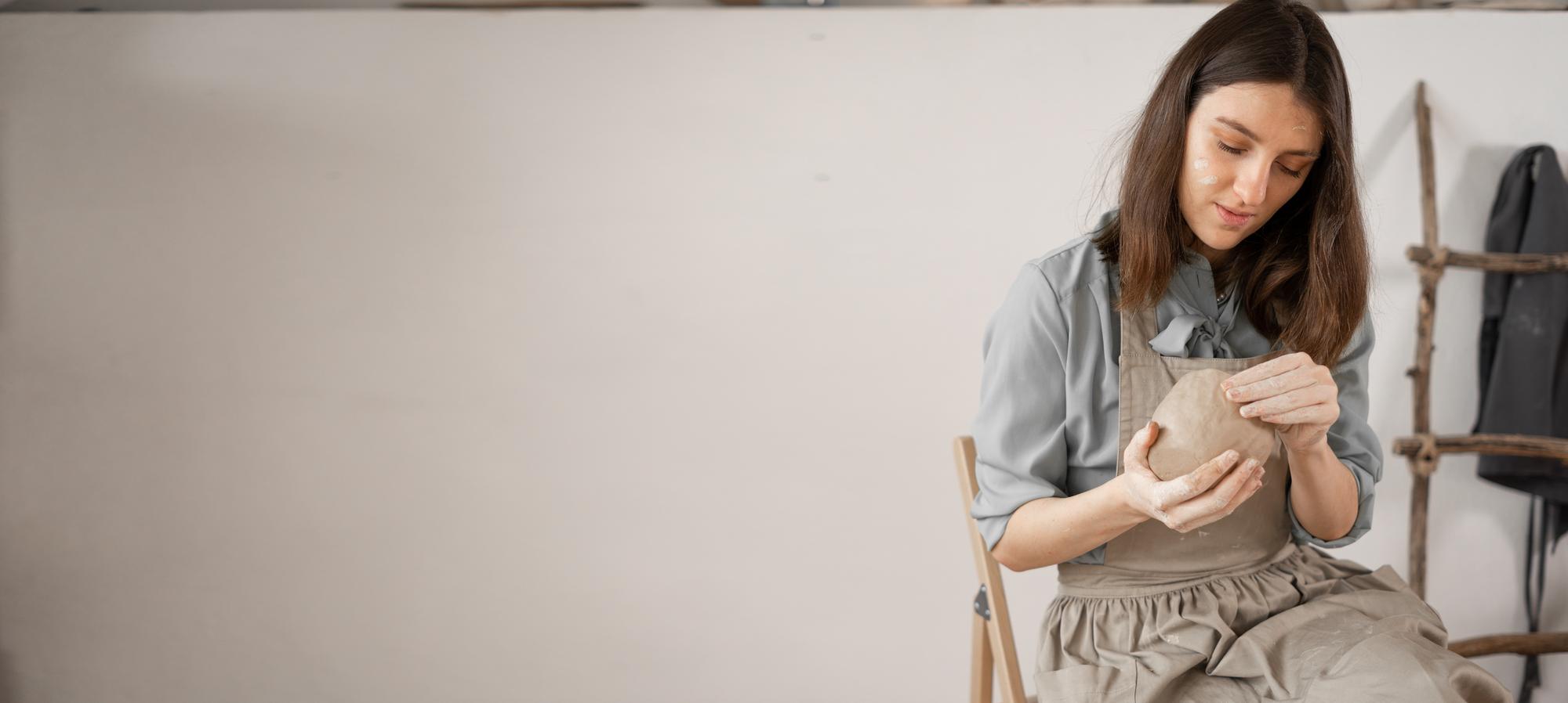 atelier con artigiana al lavoro vicino a finestra